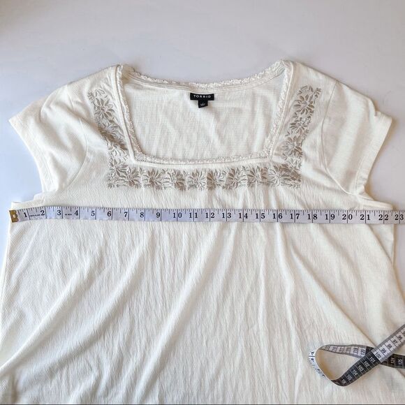 Torrid Ivory Crepe Embroidered Blouse 1 - Picture 7 of 8